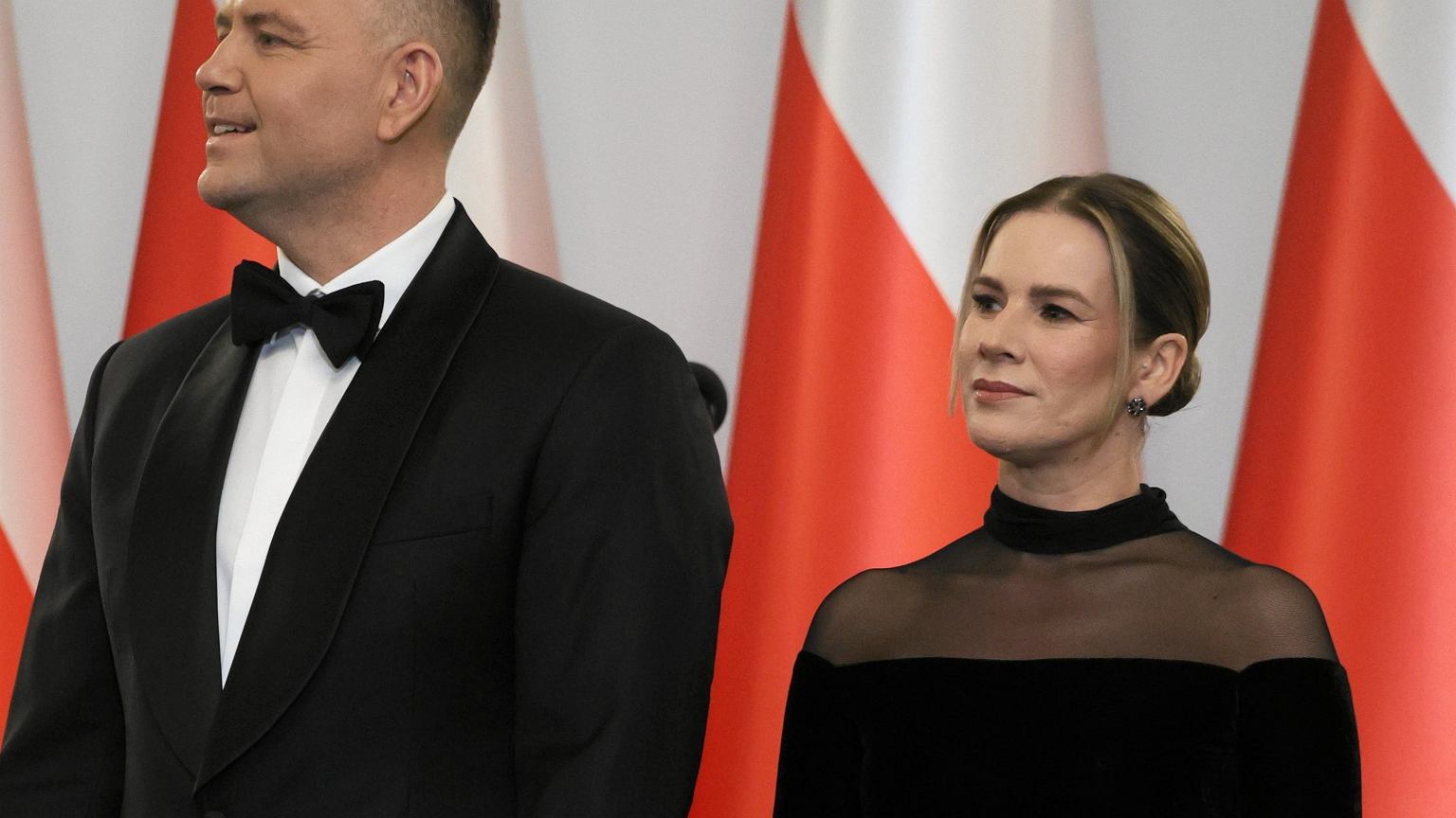 Nawroccy złamali protokół dyplomatyczny. Ekspert od mowy ciała komentuje - Plotek.pl