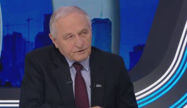 Portret generała Stanisława Kozieja w garniturze.