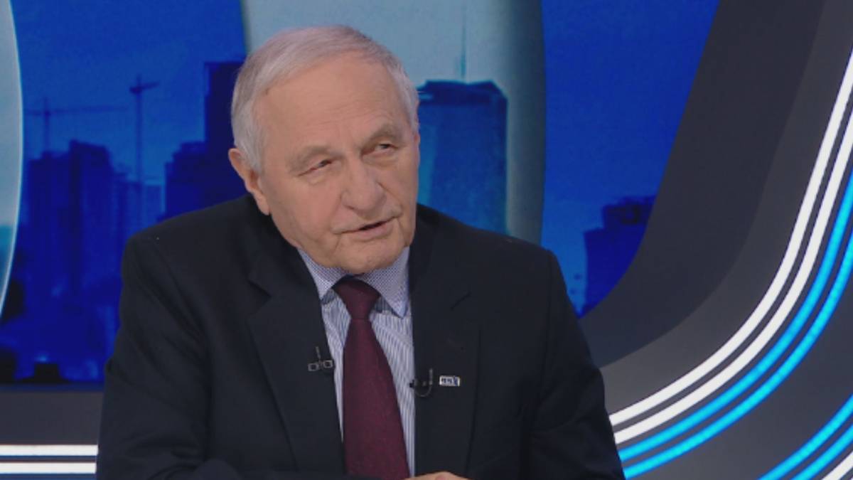 Portret generała Stanisława Kozieja w garniturze.