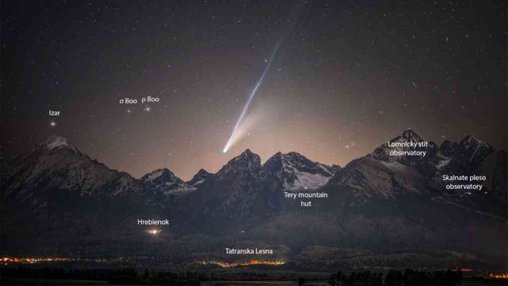 kometa spada nad górami
