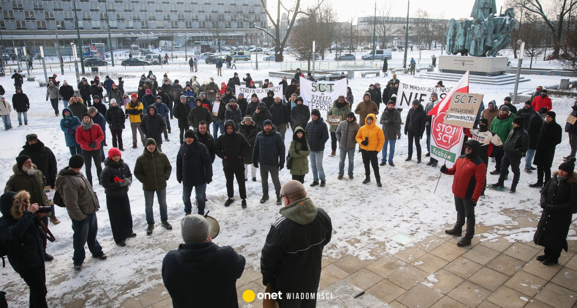 Protesty przeciwko SCT w Krakowie. Protestujący pojawili się w dwóch miejscach