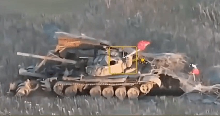 Zniszczony rosyjski czołg T-72, na którym powiewały flagi ZSRR i Rosji