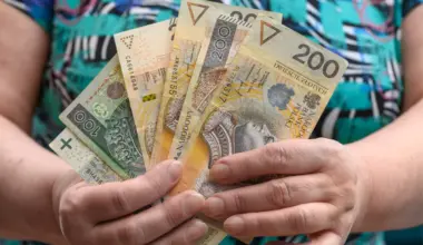 365,91 zł co miesiąc dla każdego seniora od 1 marca 2026 r. i to bez względu na wysokość dochodów. Sprawdź, czy musisz złożyć wniosek, aby otrzymać świadczenie