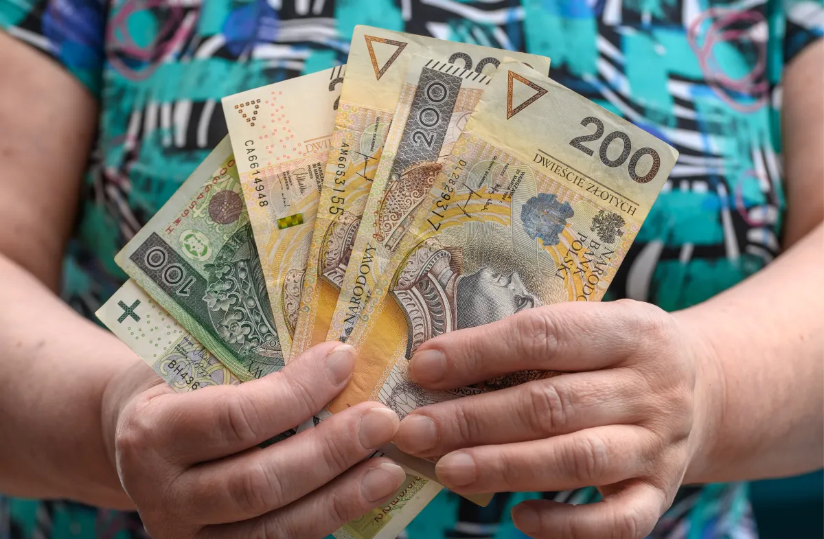 365,91 zł co miesiąc dla każdego seniora od 1 marca 2026 r. i to bez względu na wysokość dochodów. Sprawdź, czy musisz złożyć wniosek, aby otrzymać świadczenie