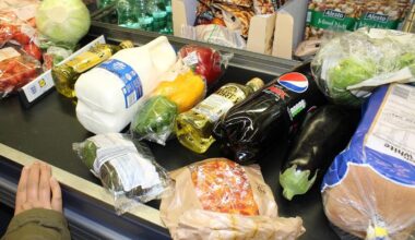 Produkty spożywcze na taśmie w supermarkecie.