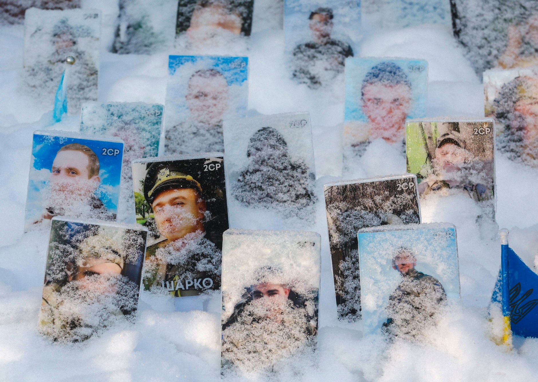 Pokryte śniegiem zdjęcia poległych ukraińskich żołnierzy w prowizorycznym miejscu pamięci na Placu Niepodległości w Kijowie, 12 stycznia 2026 r.