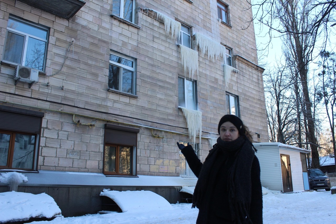 Pisarka i reżyserka filmowa Iryna Ciłyk przed swoim budynkiem