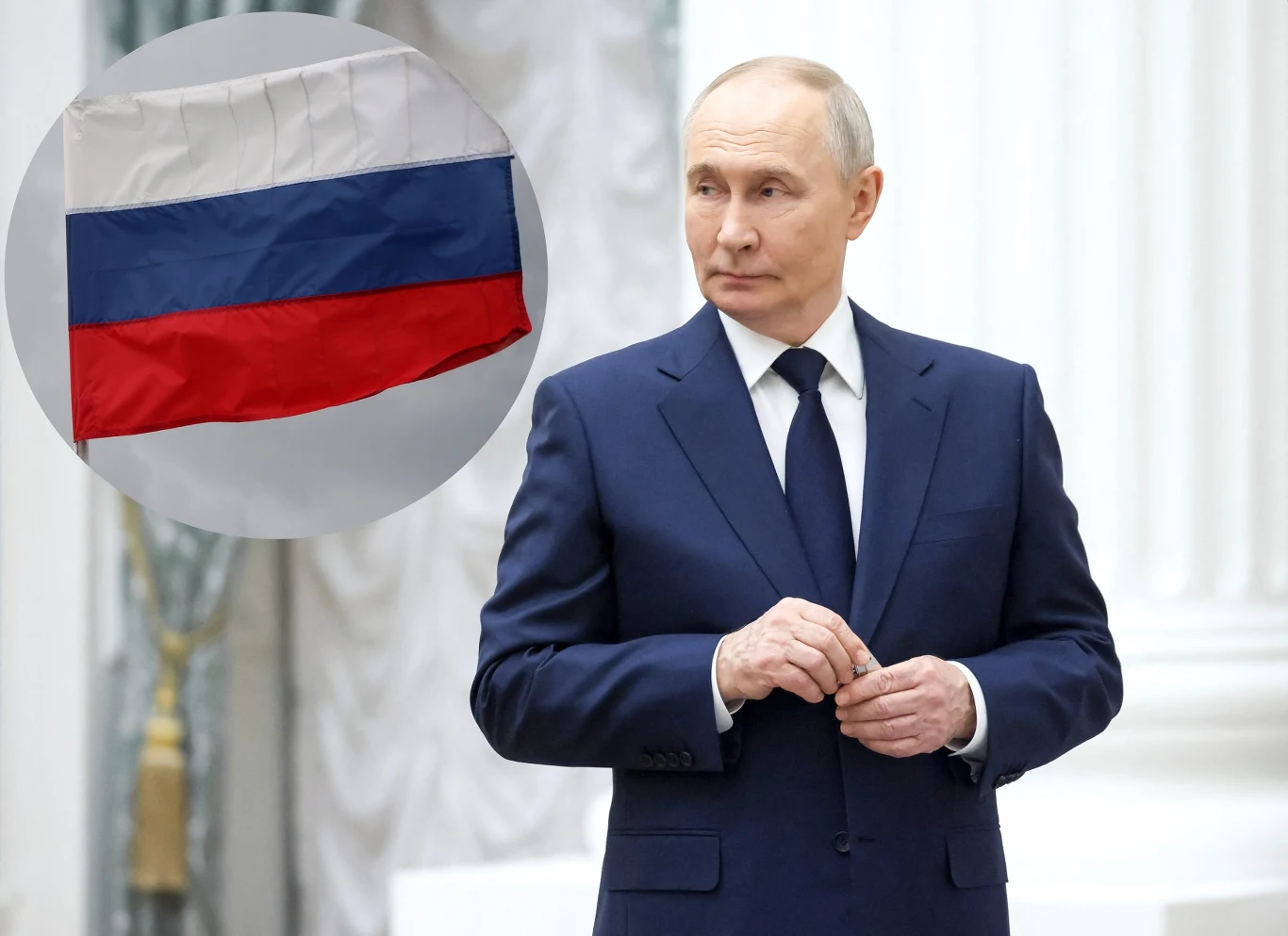 Mężczyzna w eleganckim, granatowym garniturze stoi w jasnym, oficjalnym wnętrzu; w lewym górnym rogu widoczna rosyjska flaga państwowa.