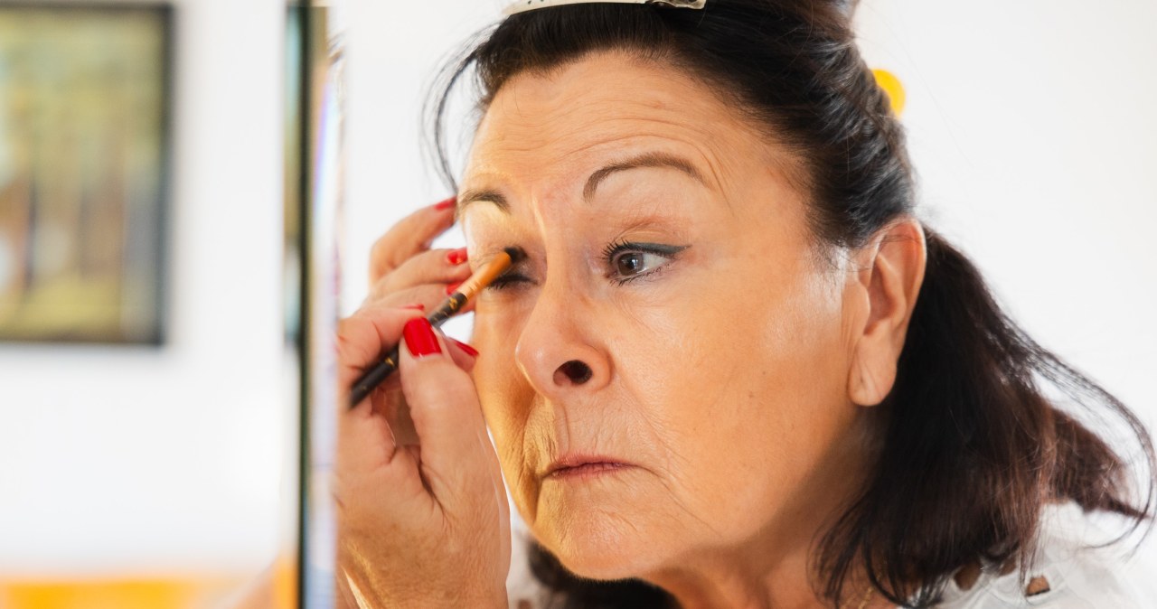 Kolorowe eyelinery - makijażowy trend 2026. Kolorowa kreska zamiast czerni odmładza