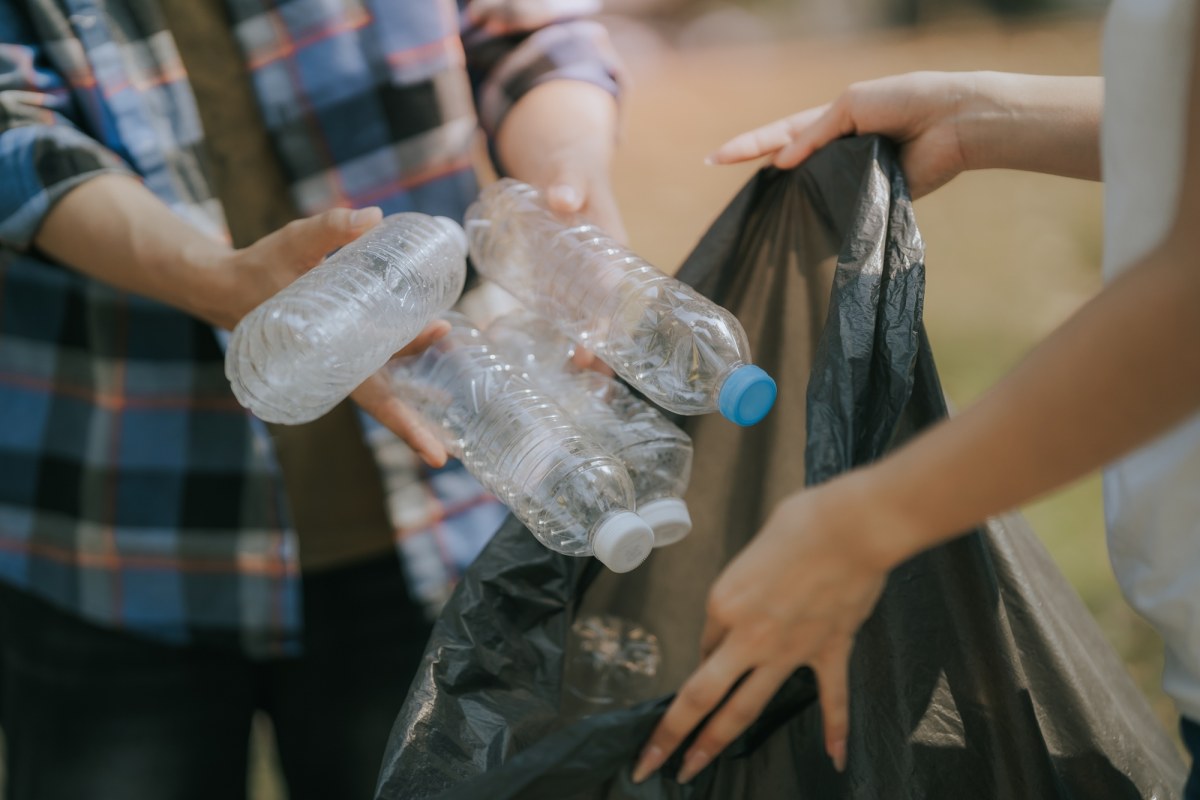 Zwrot butelek kaucyjnych łatwiejszy? Dostawcy Frisco sami je odbiorą
