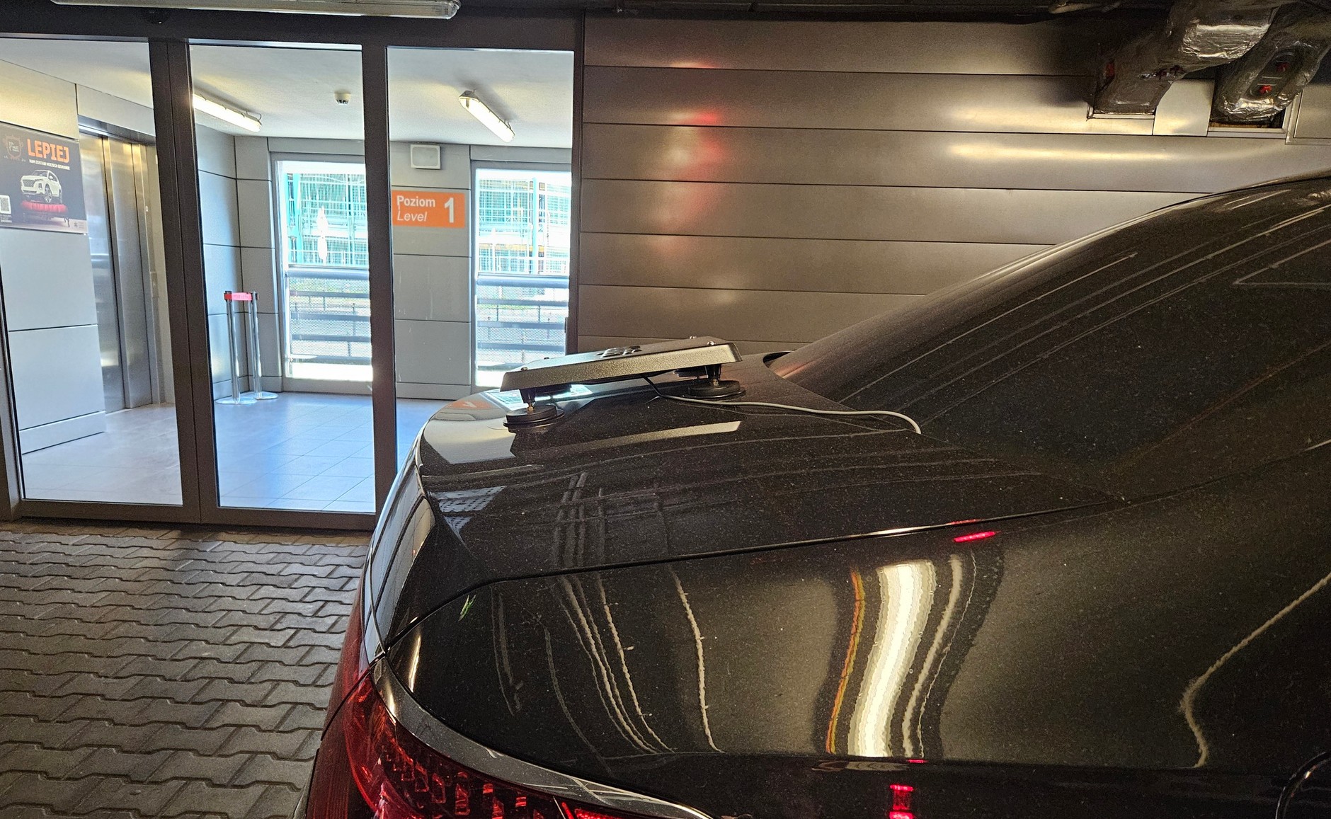 Adaptis — adapter zamontowany na bagażniku mercedesa z Ukrainy