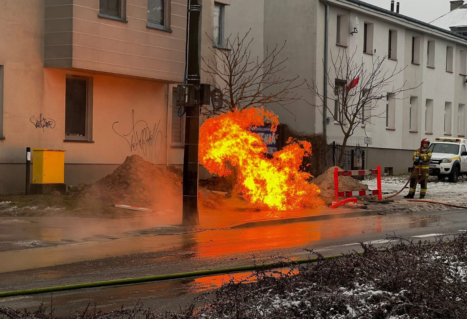 Wybuch gazu na Warszewie. Na miejscu pracują 4 zastępy Straży Pożarnej