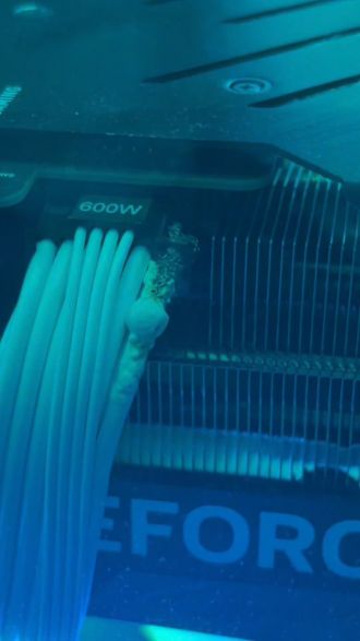 MSI GeForce RTX 4090 Gaming X Trio - dym z wtyczki zasilania