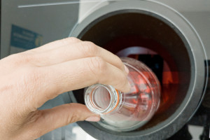 Wyższy rachunek za śmieci przez system kaucyjny? Gminy podnoszą opłaty