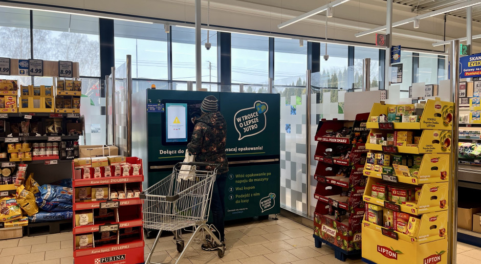 Wielu Polaków robi to źle. I krąży z butelkami między Lidlem a Biedronką