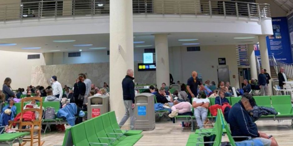 Lotnisko na Dominikanie. Oczekujący na przesunięty lot pasażerowie z Polski (godz. 4 rano czasu lokalnego, 1.02.2026 r.)