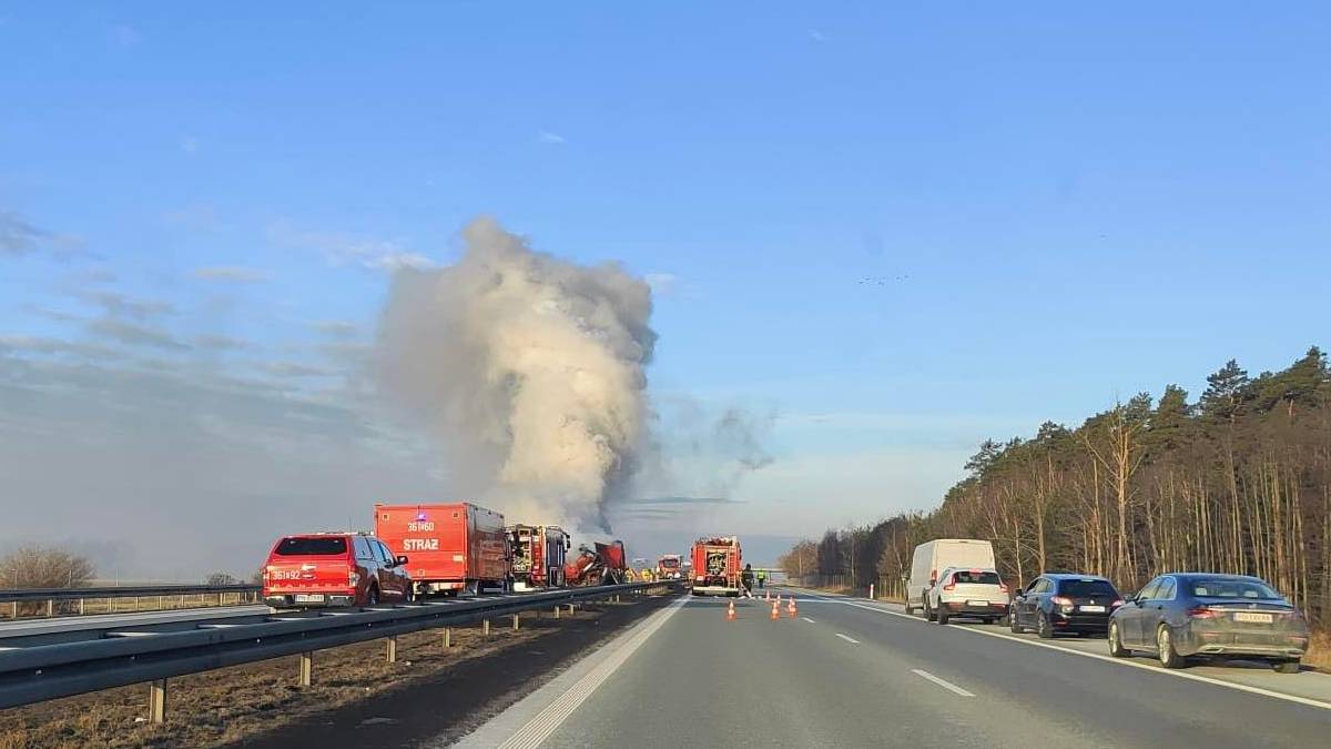 Autostrada A2 z widocznym dymem pożaru i stojącymi pojazdami