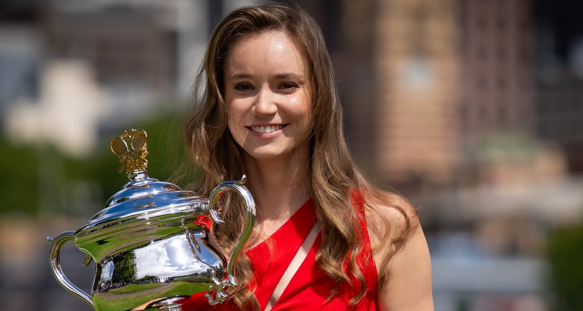 Jelena Rybakina podczas sesji zdjęciowej z trofeum za zwycięstwo w Australian Open