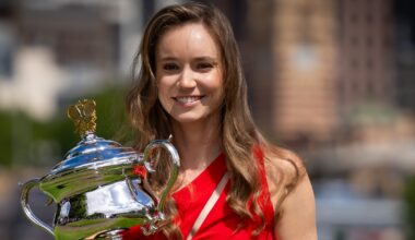 Jelena Rybakina podczas sesji zdjęciowej z trofeum za zwycięstwo w Australian Open