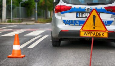 Tragedia na drodze w sobotni poranek. Audi dachowało, nie żyje pasażerka - Onet