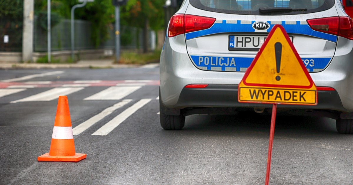 Tragedia na drodze w sobotni poranek. Audi dachowało, nie żyje pasażerka - Onet