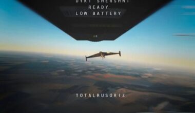 Rosyjski dron uderzeniowy Shahed przed zestrzeleniem przez ukraiński dron przeciwlotniczy. Kadr nagrania: t.me/wild_hornets