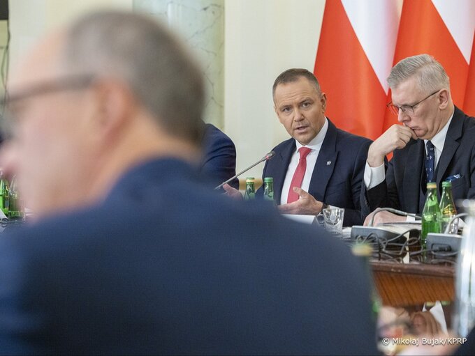 Rada Bezpieczeństwa Narodowego pod przewodnictwem prezydenta Karola Nawrockiego. Na zdjęciu tyłem marszałek Sejmu Włodzimierz Czarzasty