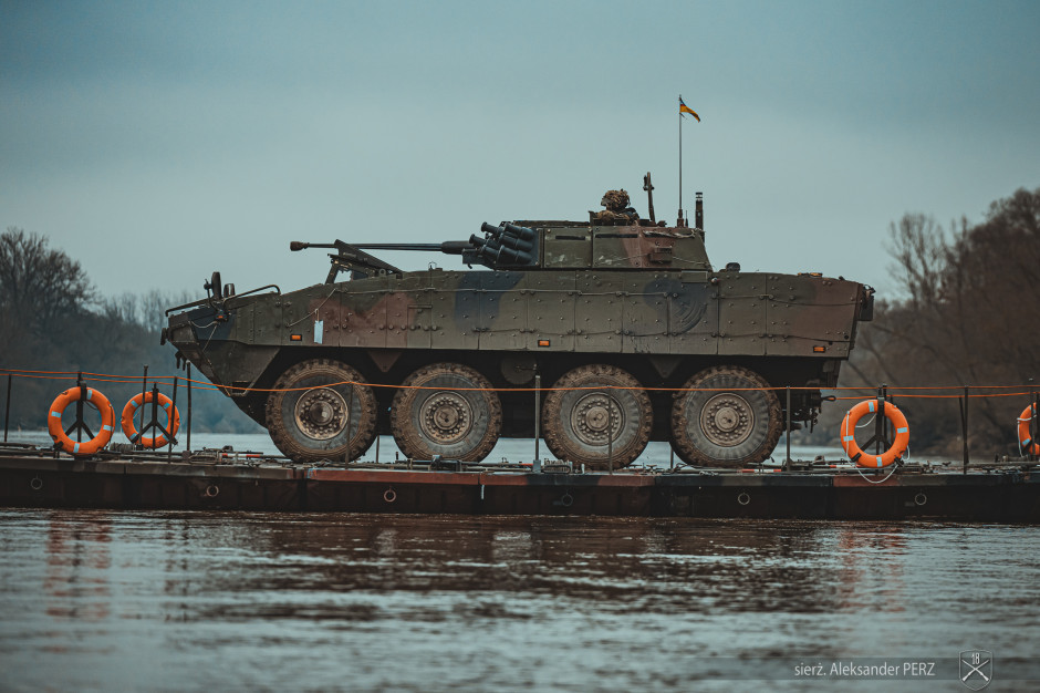 Kołowy transporter opancerzony Rosomak uzbrojony w 30-mm armatę automatyczną. Fot. Materiały prasowe / ZOOM MON / sierż. Aleksander Perz/18 DZ