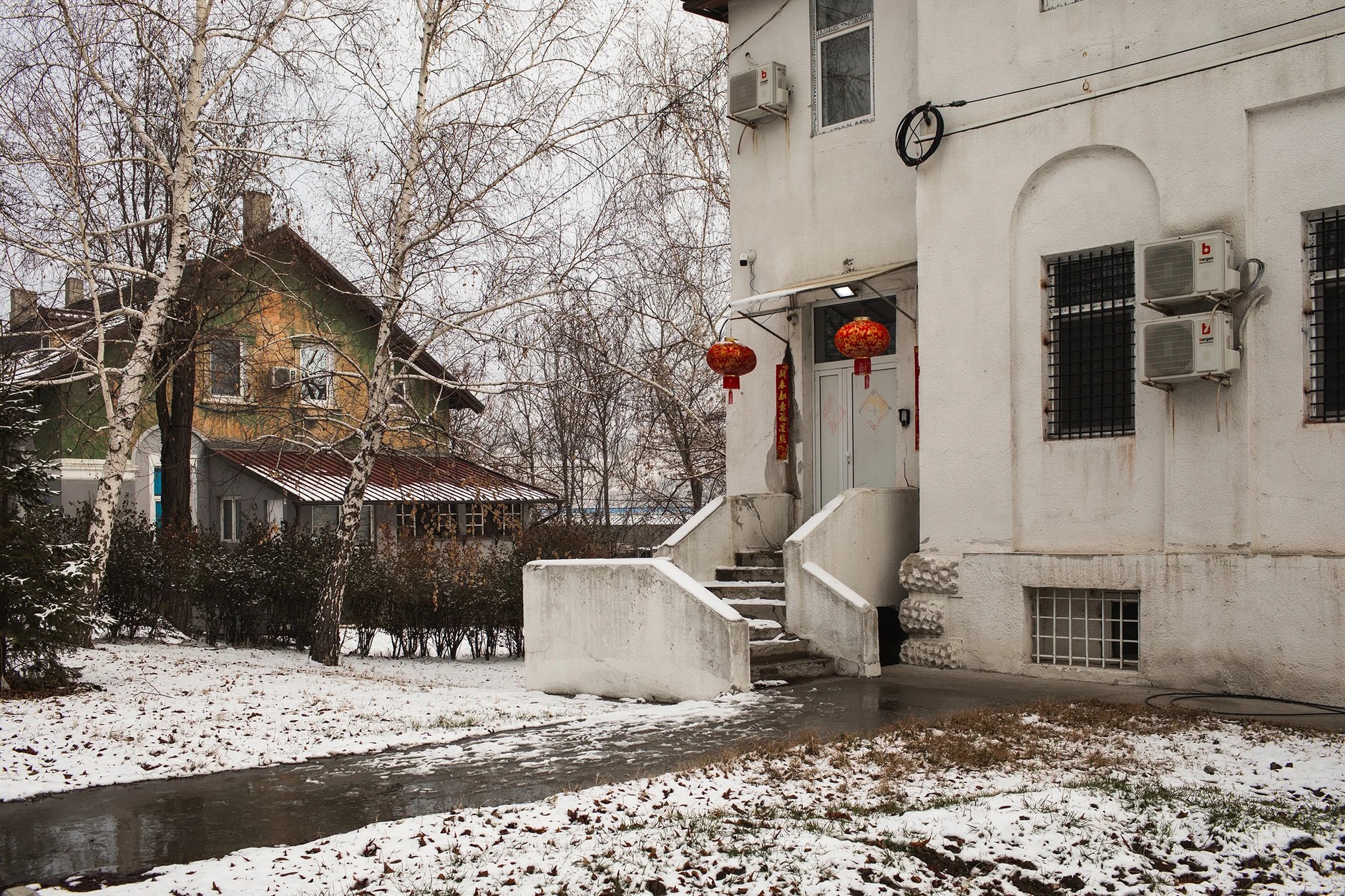 Jeden z budynków wykorzystywanych jako biura przez Zijin Mining w Borze