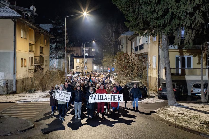 Ludzie protestują przeciwko rządowi centralnemu i powszechnej korupcji, maszerując ulicami Majdanpek w lutym 2025 r.