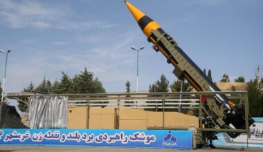 Pocisk balistyczny średniego zasięgu Khorramshahr-4 na wyrzutni.