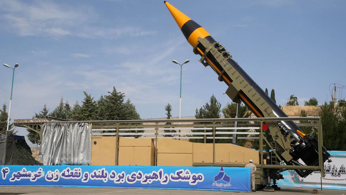 Pocisk balistyczny średniego zasięgu Khorramshahr-4 na wyrzutni.