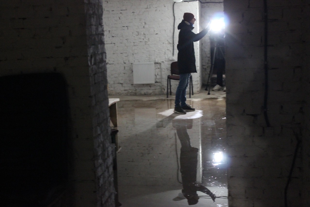 Serhij Korowka pokazuje piwnicę