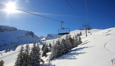 Widok na wyciąg krzesełkowy na słonecznym stoku narciarskim