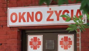 Kilkumiesięczny chłopczyk znaleziony w oknie życia w Ostrzeszowie - Onet