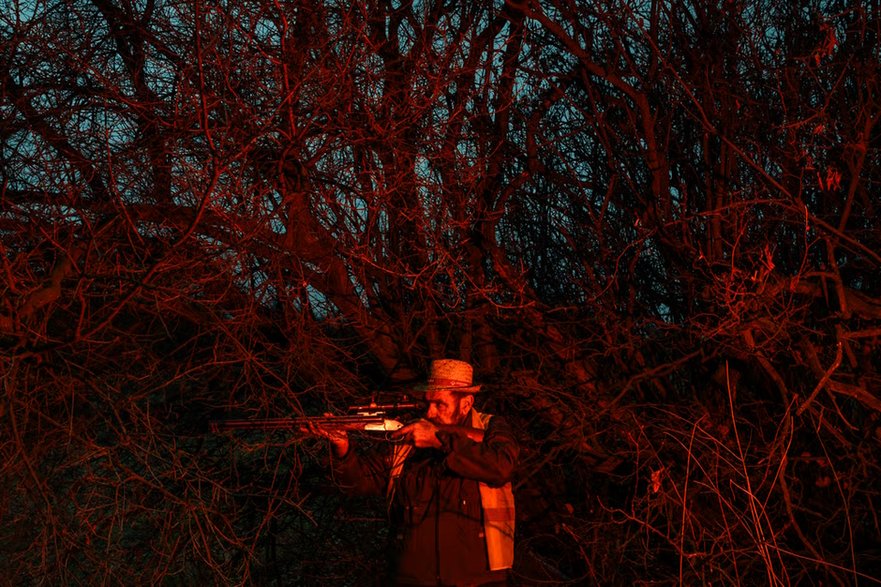 Miodrag, rolnik z wsi Slatina, poluje w pobliżu terenów obecnie zajmowanych przez Zijin Mining