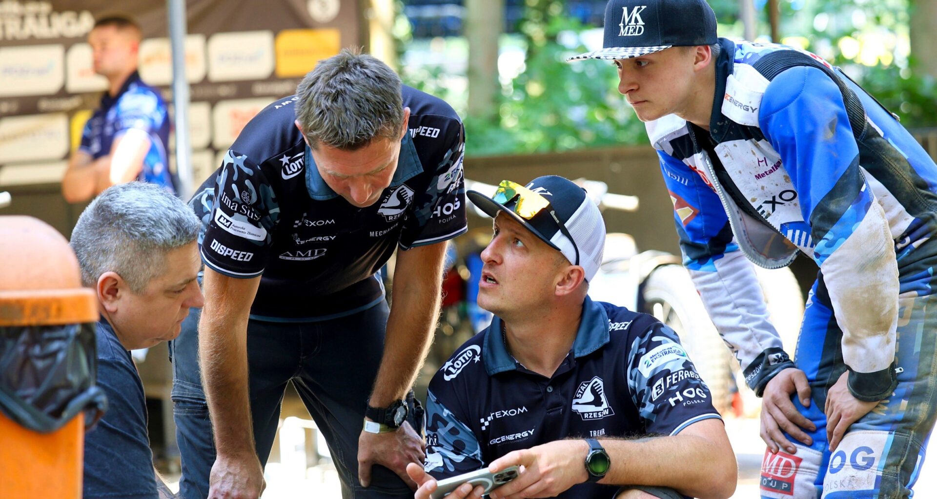 Adrian Gomólski (w środku)