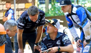 Adrian Gomólski (w środku)