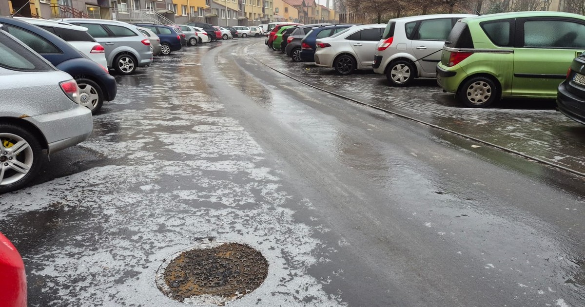 Lubin sparaliżowany przez gołoledź. Samochody i chodniki pokryte lodem
