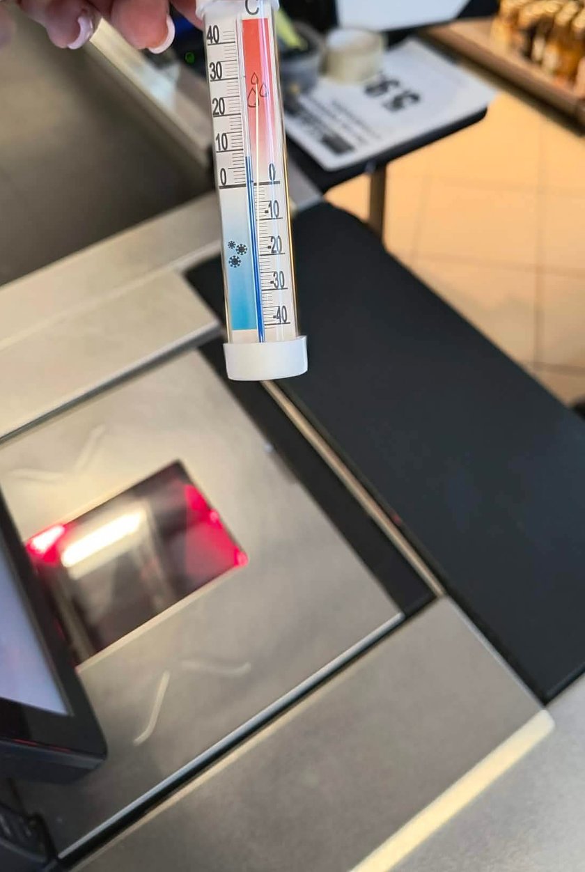 Temperatura na sali sprzedaży. 8 stopni.