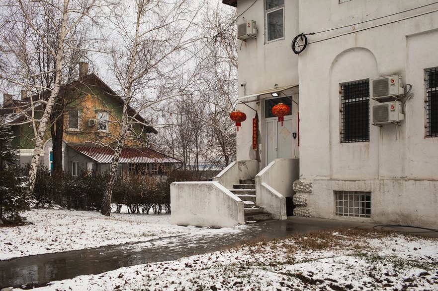 Jeden z budynków wykorzystywanych jako biura przez Zijin Mining w Borze