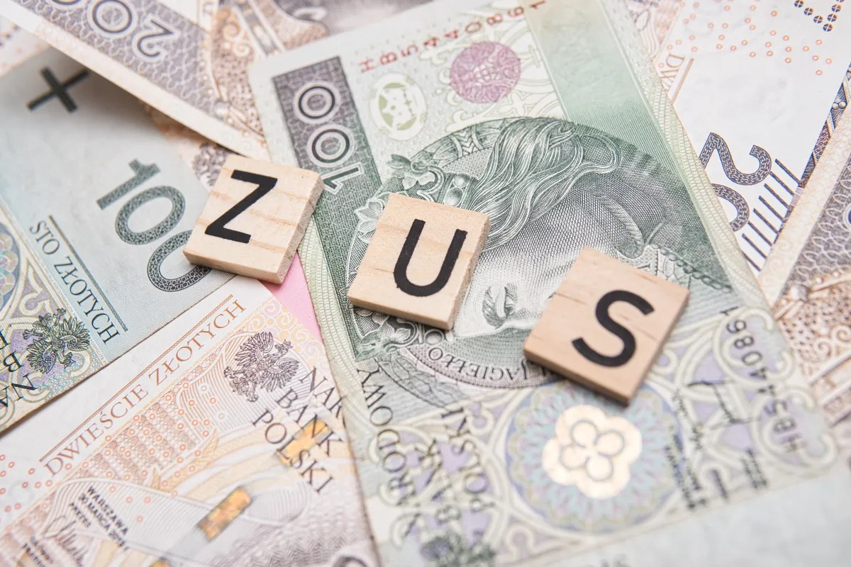 4390 zł rocznie dla seniora. ZUS podał nową kwotę od 1 marca 2026 roku. Sprawdź, kto dostanie pieniądze bez wniosku