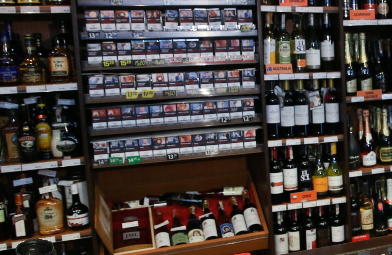 Polacy o pomyśle podwyżki akcyzy na alkohol i papierosy. Najnowszy sondaż