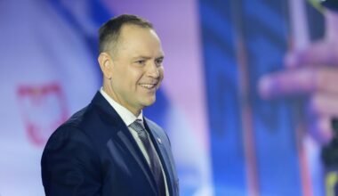 Kuria sprzedała teren deweloperowi. Protest mieszkańców