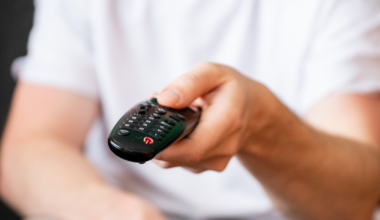 Koniec najchętniej oglądanego kanału informacyjnego w Polsce? Decyzja KRRiT może zakończyć działalność stacji