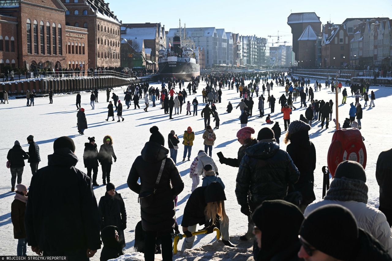 Tłumy ludzi na zamarzniętej Motławie. Pilny apel policji