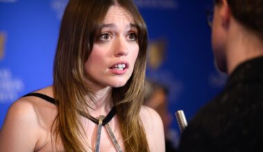 Wycięcia i "naga" talia. W takiej sukience pokazała się w Tajlandii