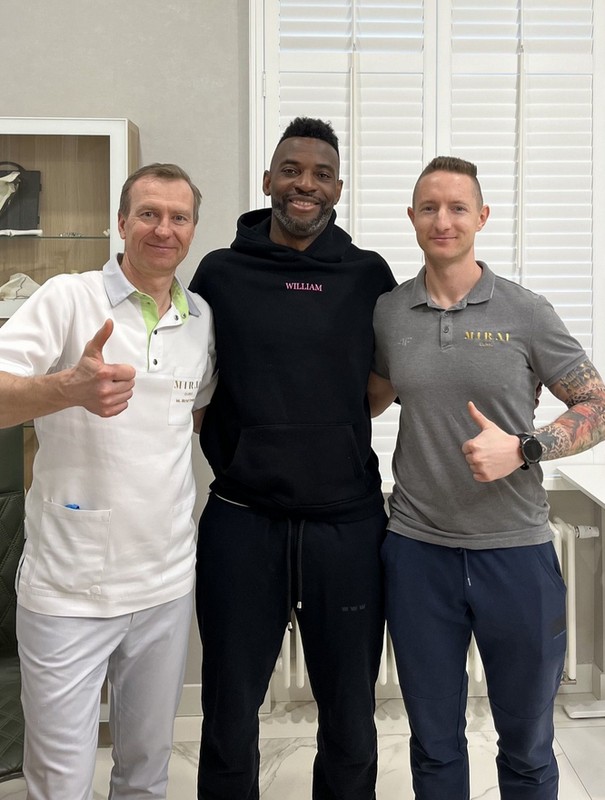 Jean Pierre Nsame ze specjalistami z Mirai Clinic