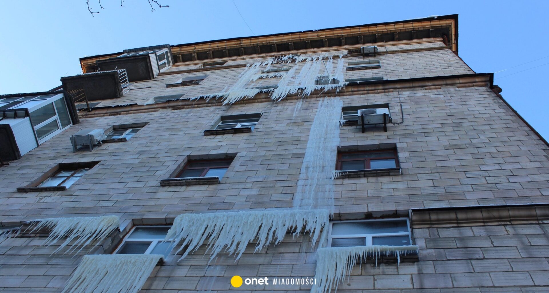 Życie za lodowatymi murami. Reportaż z bloku w Kijowie, który Rosja próbowała zamrozić. "Stałem się lokalnym hydraulikiem"