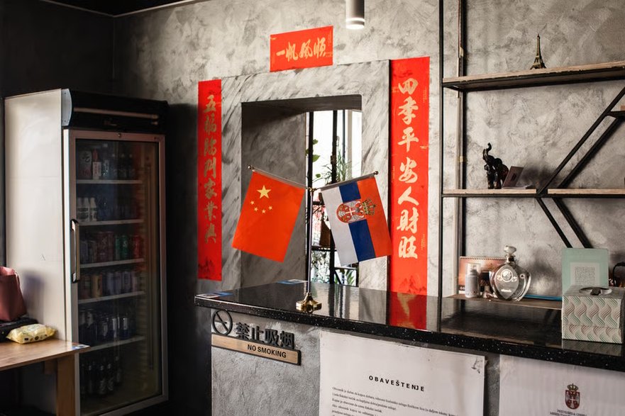 Chińska i serbska flaga w chińskiej restauracji w Bor